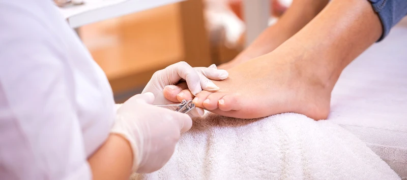 A imagem mostra uma imagem de spa dos pés em um ambiente voltado para aulas de estética. 