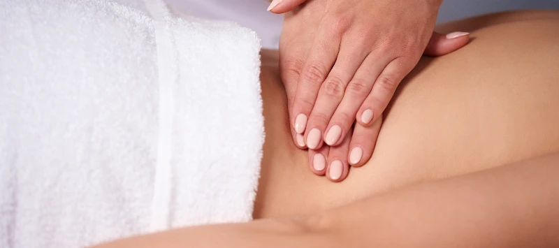 a imagem mostra pessoas realizando sessões de massagem redutora, estão deitadas em macas brancas.