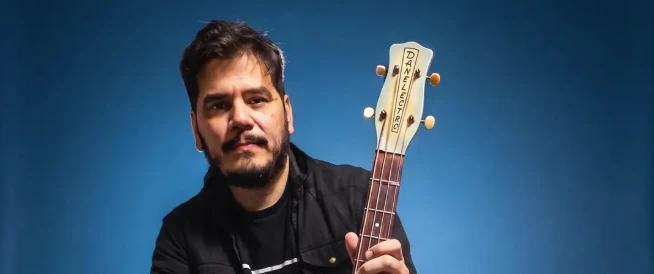 Logomarca do projeto Canções e Lendas em letras brancas com efeito de relevo sobre fundo branco.