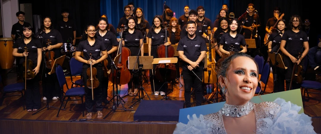 Os integrantes vestem camisetas pretas e estão distribuídos entre cadeiras, estantes de partitura e instrumentos musicais. Na parte inferior direita da imagem, há a fotografia de uma artista usando um traje claro com detalhes brilhantes e mangas volumosas